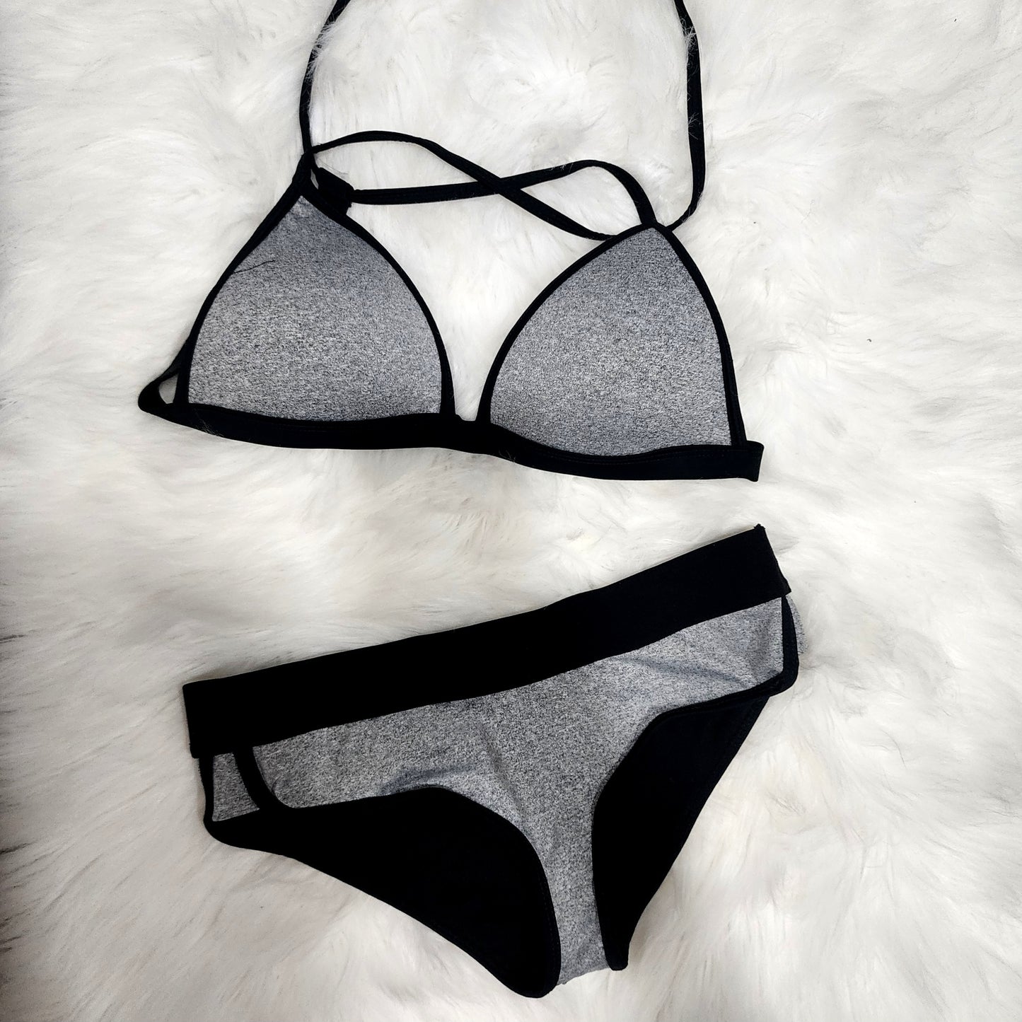 Ara Bikini de dos piezas color gris y negro. El bra tiene almohadillas para mejor soporte     Gris y negro