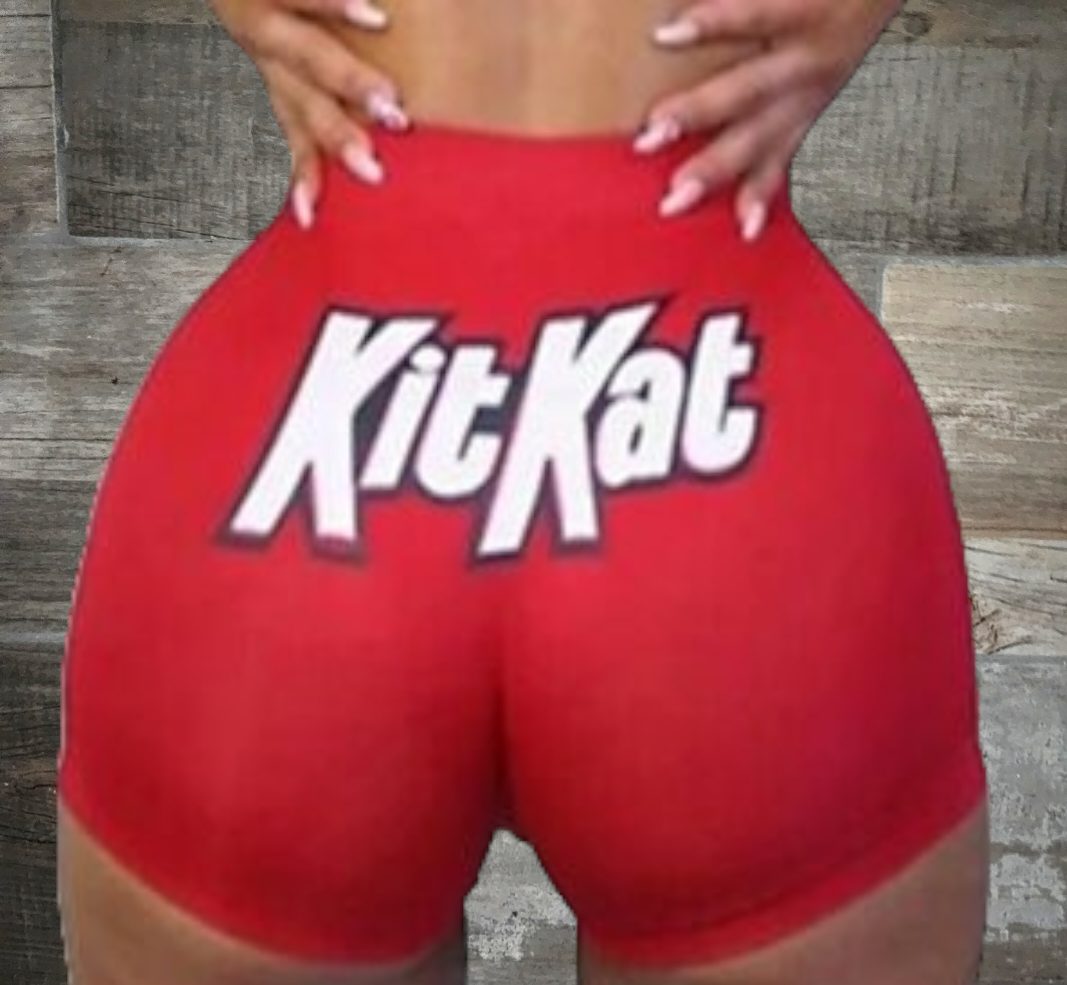 Pantaloneta de licra rojo con estampado letras de Kit Kat