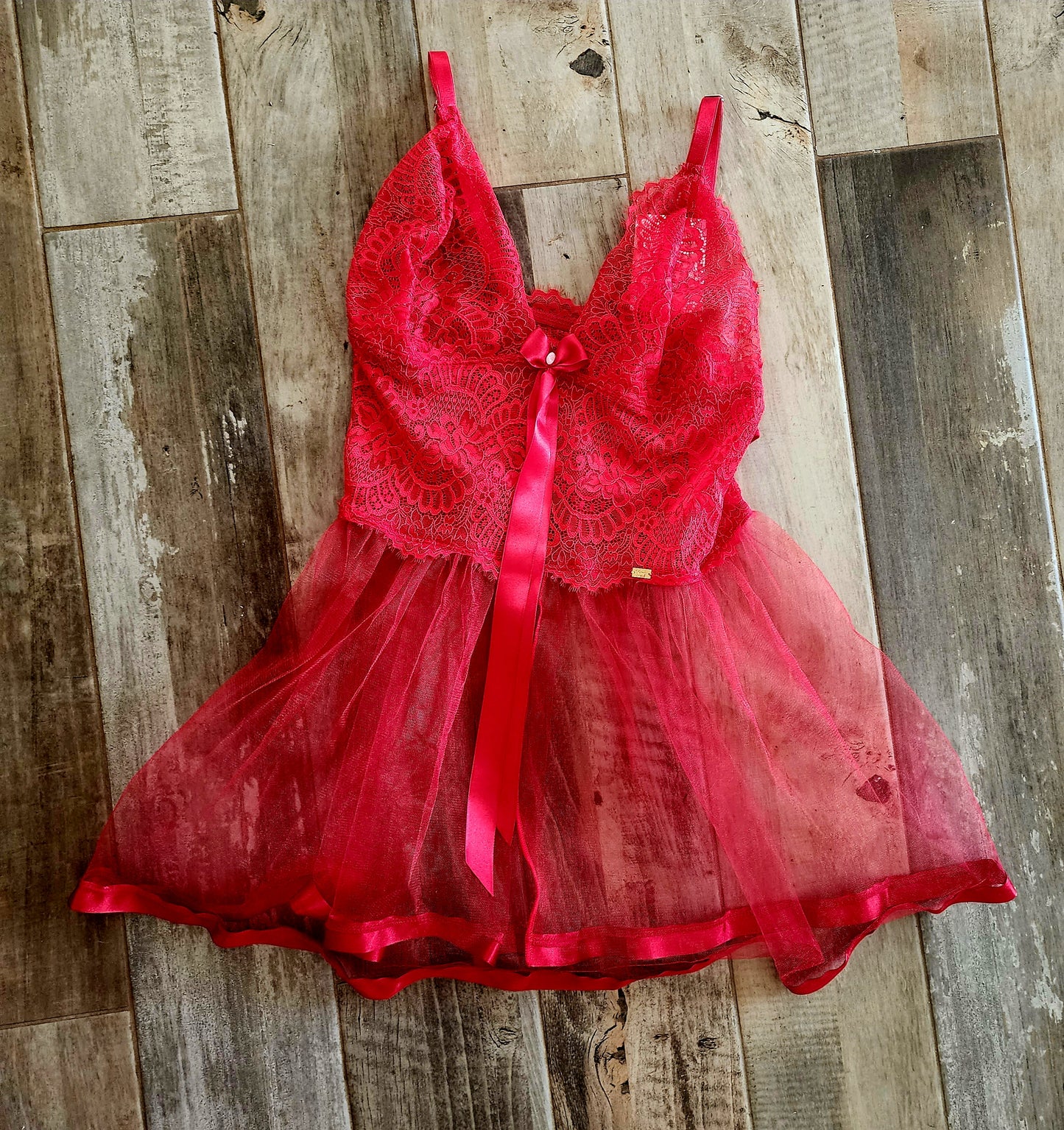 Babydoll  en encaje y Falda transparente en tul  color rojo incluye un cuarzo rosado.  Topasio